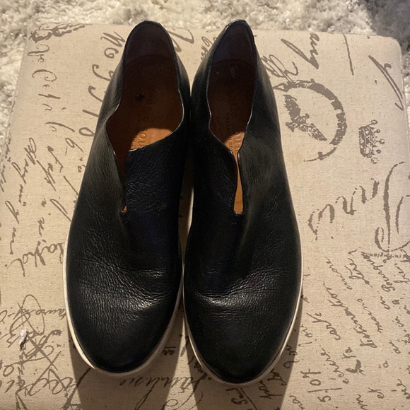 gentle souls Shoes - Gentle Souls by Kenneth Cole Leather Black Halden Slip On